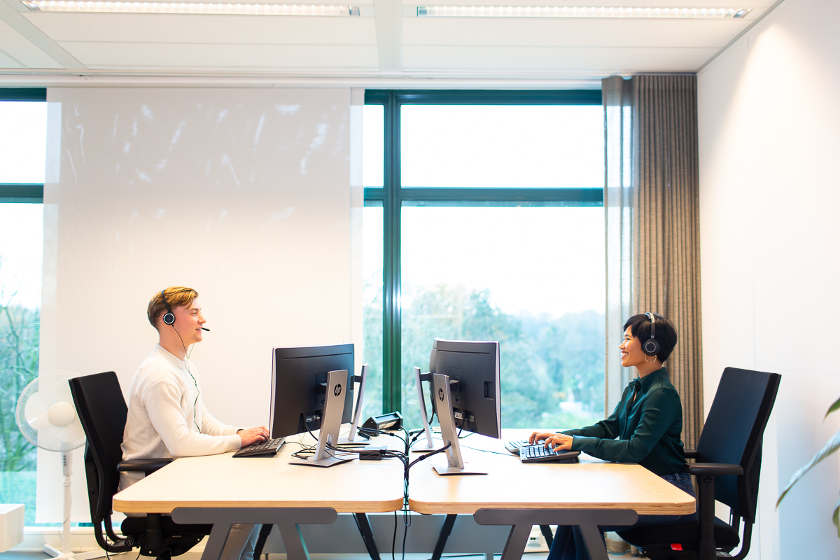 Twee mensen werken achter computer